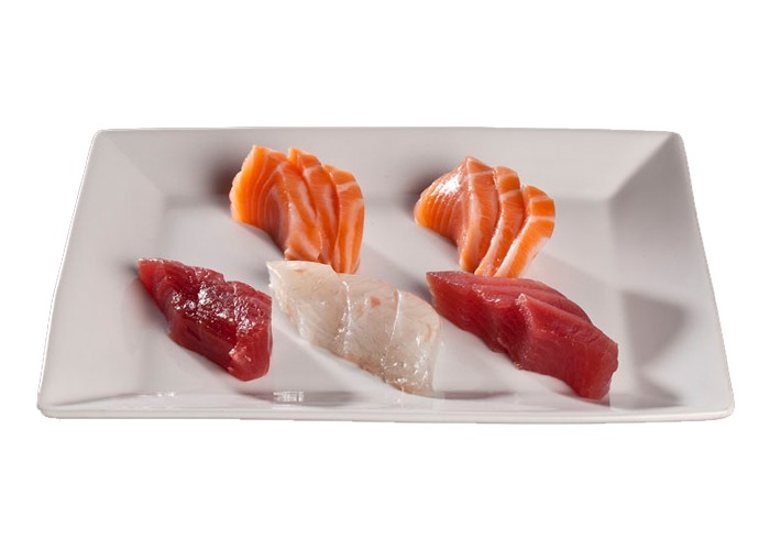 6 Sashimi saumon 
+ 6 Sashimi thon 
+ 3 Sashimi daurade 
+ Riz nature 
+ Une soupe miso ou une salade de choux