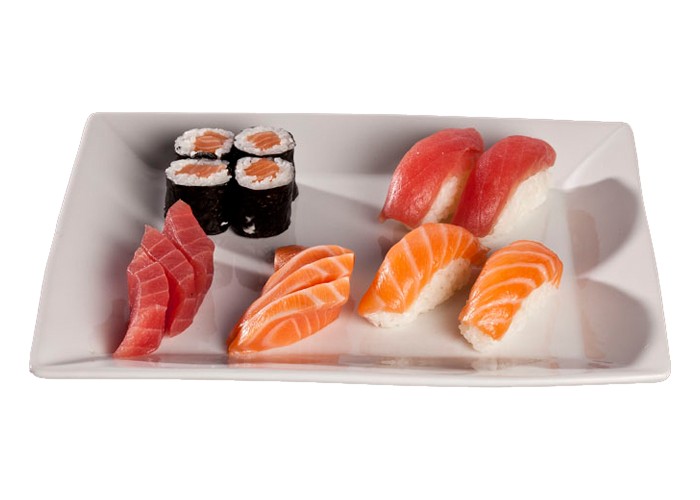 2 Sushi saumon<br>
+ 2 Sushi thon<br>
+ 4 Maki saumon<br>
+ 3 Sashimi saumon<br>
+ 3 Sashimi thon<br>
+ 2 Accompagnements au choix<br>