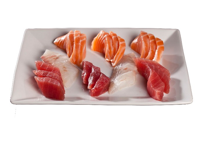 9 Sashimi saumon<br>
+ 9 Sashimi thon<br>
+ 6 Sashimi daurade<br>
+ Riz nature<br>
+ Une soupe miso ou une salade de choux.